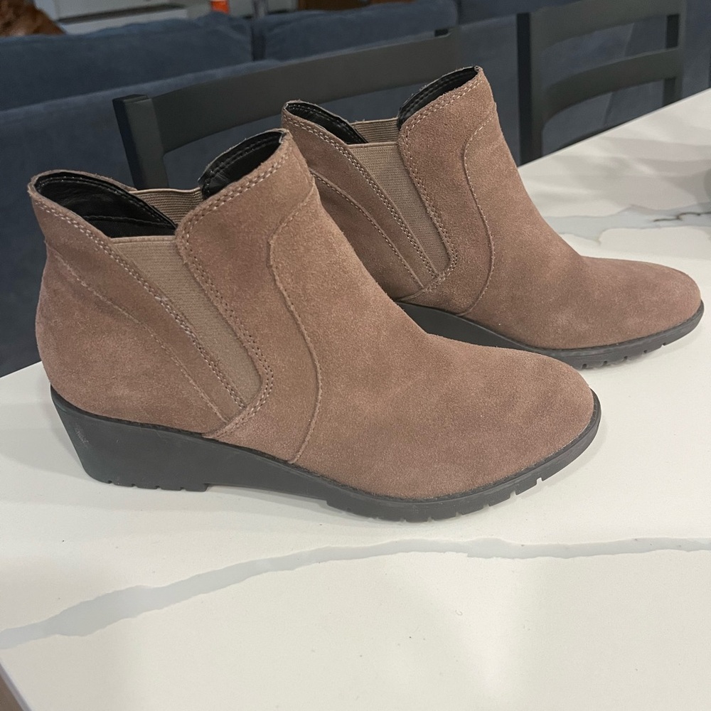 Adam Tucker By Me Too Women's Nexus14 Bootie Nutmeg‎ Suede Wedge Fall size 7.5